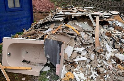 Bauschutt Hessen, alte Badewanne und Bauschutt aus Abrissarbeiten werden fachgerecht entsorgt