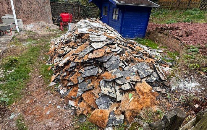 Bauschutt Entsorgung Hessen, großer Haufen mit alten Dachziegeln und Abrissmaterial wartet auf fachgerechte Entsorgung