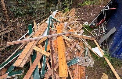 Bauschutt Entsorgung Hessen, Holzbalken und Abbruchholz aus Renovierungsarbeiten werden abgeholt