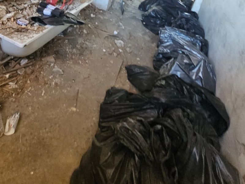Bauschutt aus einem Dachgeschoss in Wiesbaden: Schuttsäcke im Flur und eine ausgebaute Badewanne voller Schutt