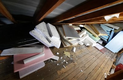 Dachbodenräumung Hessen, Dämmplatten und Bauschutt unter dem Dach
