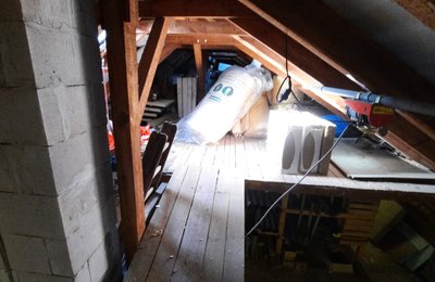 Dachbodenräumung Hessen, Dachboden mit Holzbalken und eingelagertem Gerümpel