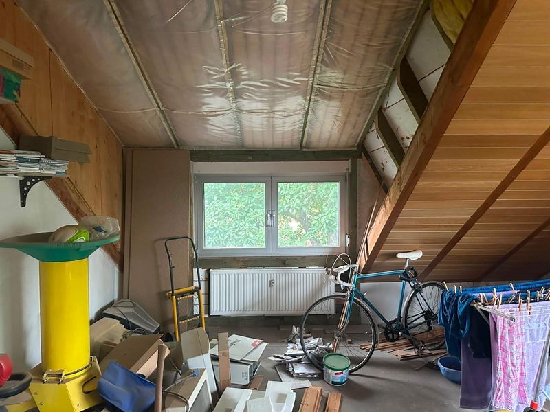 Abstellraum unterm Dach mit Fahrrad und Hausrat, Idstein, vor der Räumung