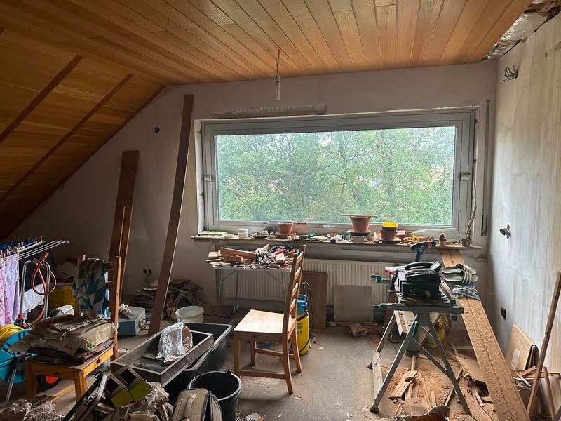 Dachzimmer mit Werkbank und Holzresten in Idstein vor der Entrümpelung