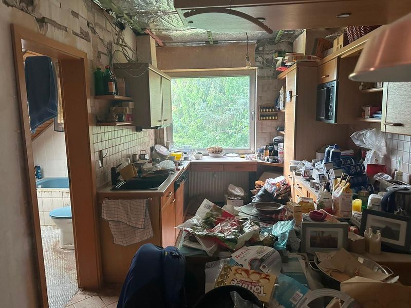 Volle Küche im oberen Stockwerk eines Zweifamilienhauses in Idstein vor der Entrümpelung
