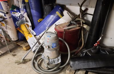 Garagenentrümpelung Hessen, alter Industriesauger, Fässer und Baumaterial werden fachgerecht entsorgt