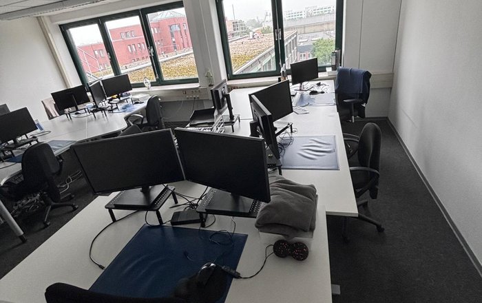 Gewerbliche Entrümpelung in Hessen, Büroauflösung mit Schreibtischen und Monitoren im Rhein-Main-Gebiet