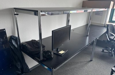 Gewerbliche Entrümpelung Hessen, hochwertiger Bürotisch mit Monitor und Zubehör aus Büroauflösung