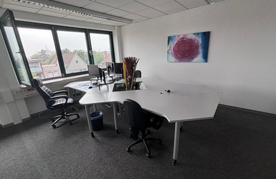 Gewerbliche Entrümpelung Hessen, Einzelbüro mit Schreibtischen und Monitoren wird bei Betriebsauflösung geräumt