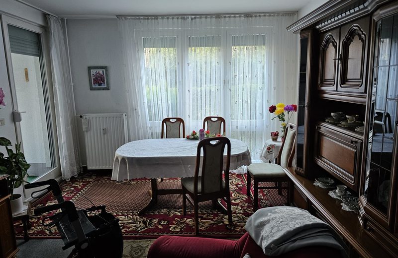 Haushaltsauflösung Hessen, Esszimmer mit Anrichte, Geschirr und kompletter Einrichtung