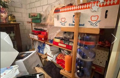 Kellerentrümpelung Abstellraum Hessen, vollgestopfter Abstellraum mit Weihnachtsdeko und altem Hausrat wird fachgerecht geräumt