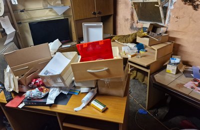 Messiewohnung Hessen, chaotisches Bürozimmer mit Schränken und Gerümpel