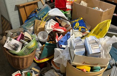 Messiewohnung Hessen, vollgestellter Abstellraum mit Kartons, Taschen und Gerümpel