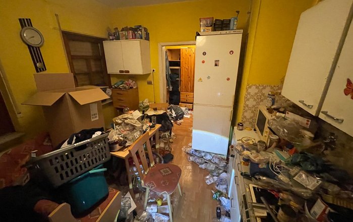 Messiewohnung Entrümpelung Hessen, chaotische Küche mit Müll und Gerümpel wird diskret geräumt