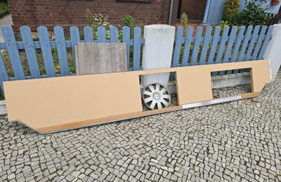 Sperrmüll Entsorgung Hessen, große Holzplatten und Möbelteile auf Kopfsteinpflaster warten auf fachgerechten Abtransport