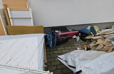 Sperrmüll Hessen, Möbelteile, Matratzen und Sperrgut liegen vor dem Haus und warten auf Abholung