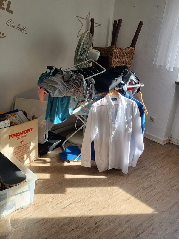 Vorher: vollgestellter Raum vor der Entrümpelung in Bad Homburg