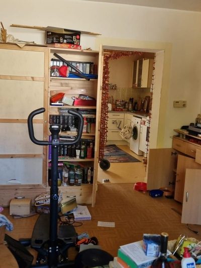Vorher: vollgestellter Raum vor der Wohnungsentrümpelung in Wiesbaden