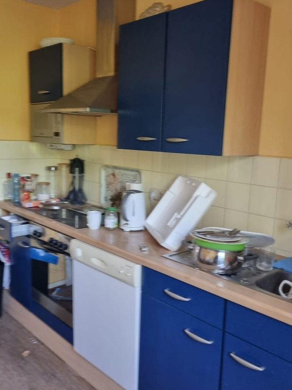 Vorher: vollgestellter Raum vor der Entrümpelung in Niedernhausen