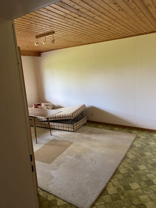 Vorher: Wohnraum mit altem Polstermöbel und Tisch vor der Entrümpelung in Kriftel