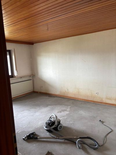 Nachher: derselbe Raum leer geräumt nach der Entrümpelung in Eppstein