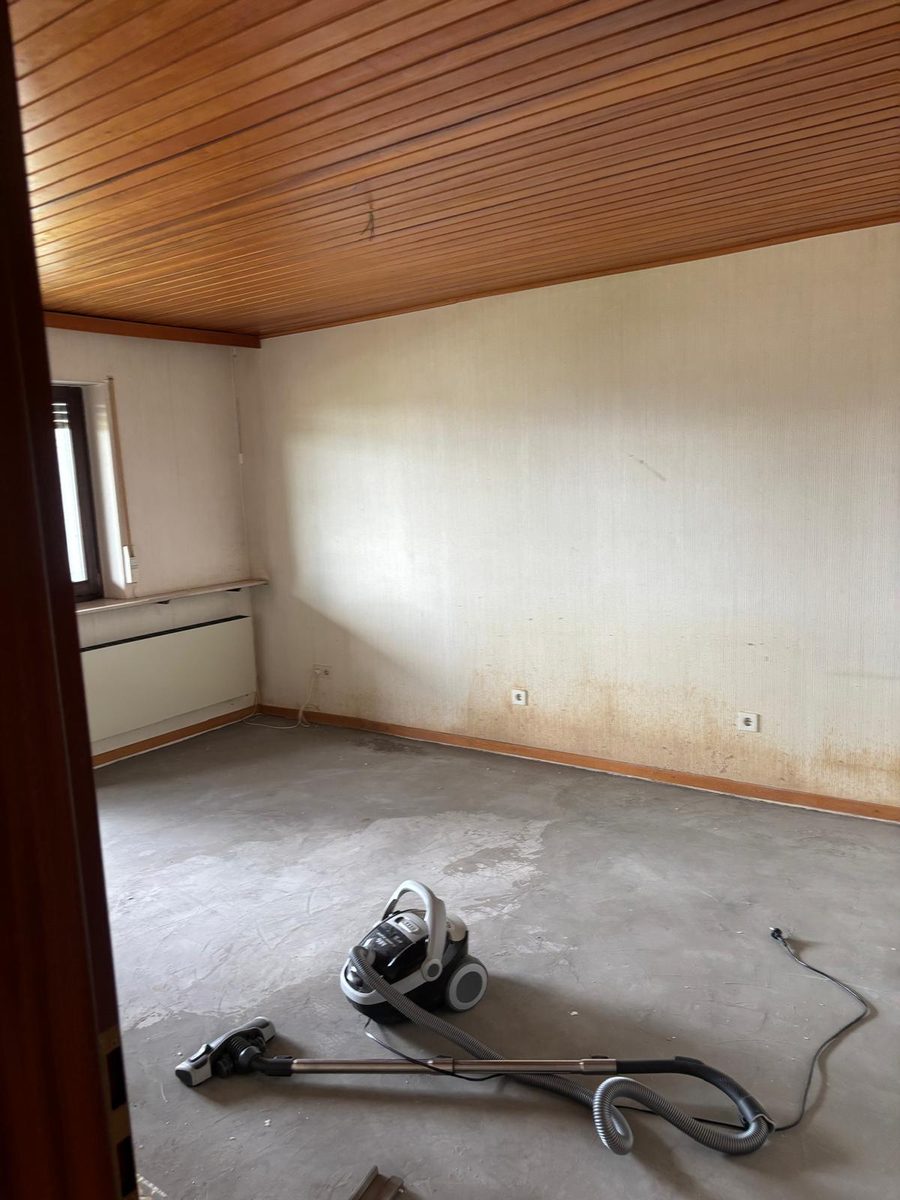 Nachher: dasselbe Schlafzimmer leergeräumt und gesaugt nach der Wohnungsauflösung